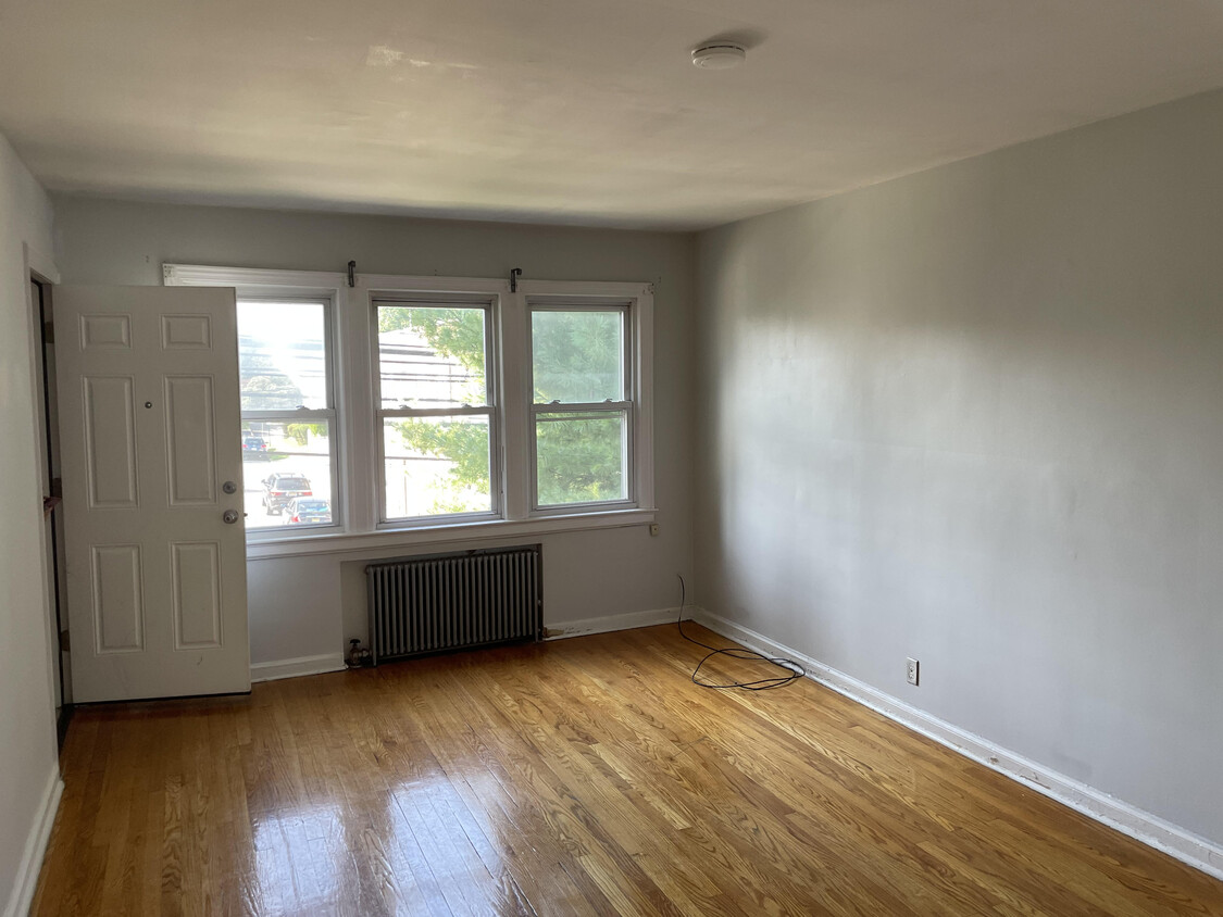 Living Room Dining room-left - 278 Delawanna Ave