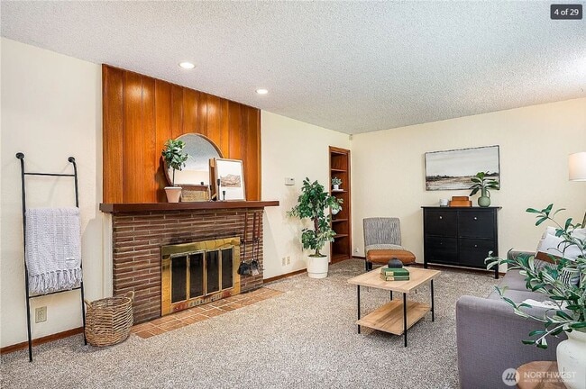 Building Photo - Shoreline Rambler