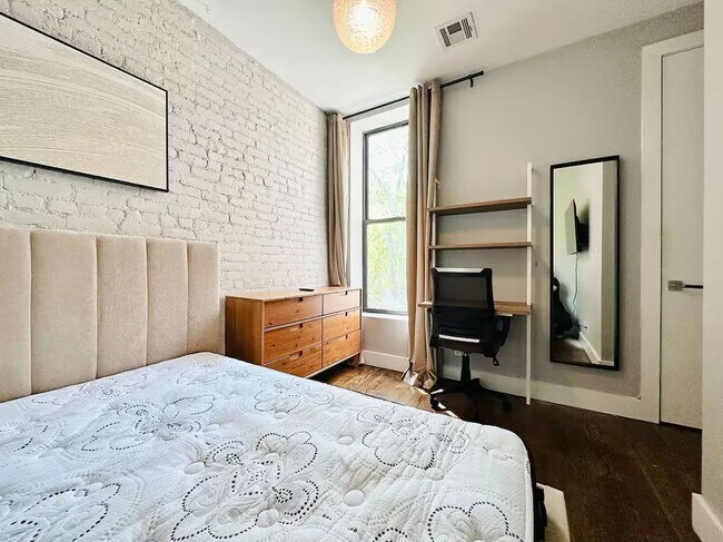 Foto del edificio - Furnished room/NOT APARTMENT
