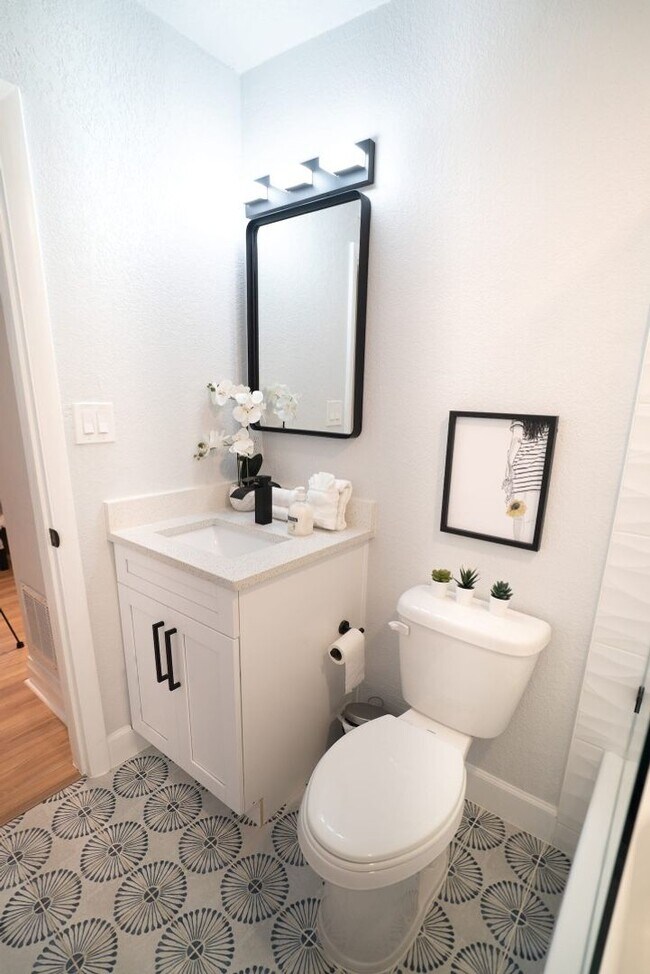 Building Photo - Chic & Stylish  Central location