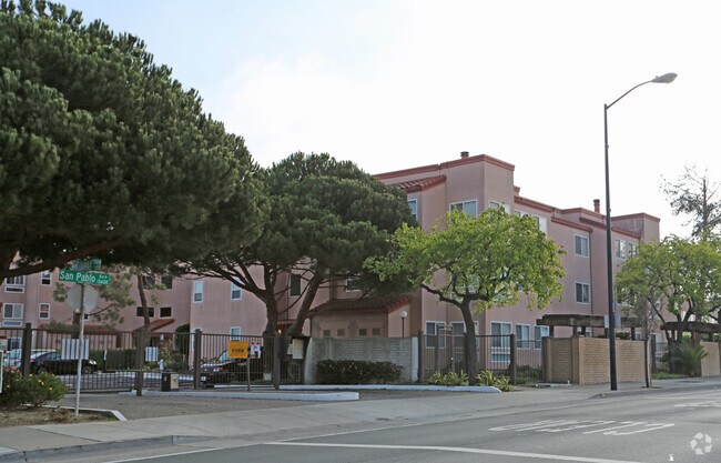 Foto del edificio - Evergreen Condominiums