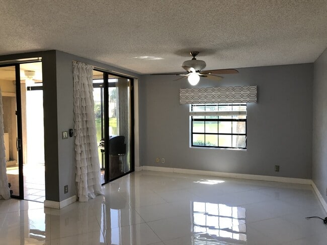Stunning 3 bedroom 2 bathroom unit available now at Optima Village - Stunning 3 bedroom 2 bathroom unit available now at Optima Village House