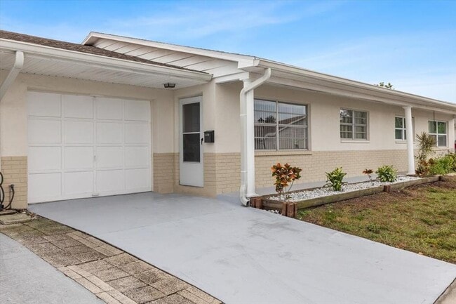 Building Photo - 5320 Buttonwood Dr
