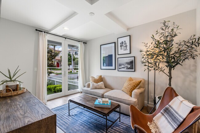 Building Photo - 204 S Helberta Ave