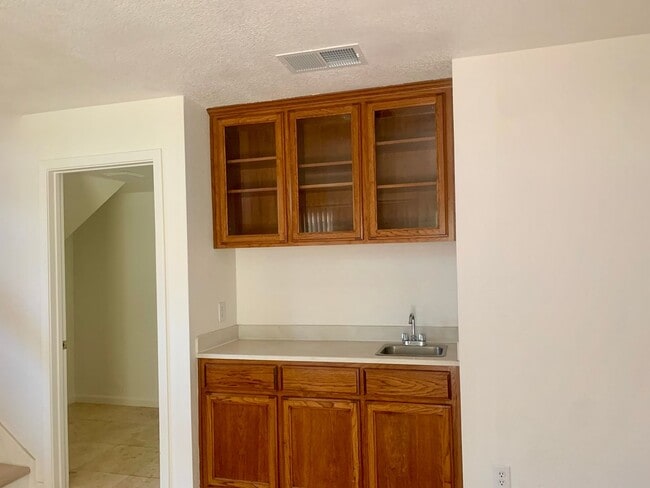 Building Photo - Large 4 bedroom in Orangevale with huge yard