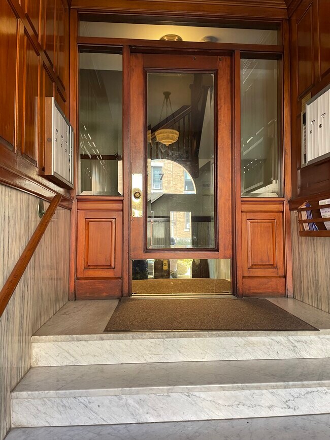 Secure vestibule - 7 Newport Rd