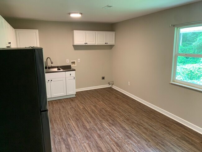 Building Photo - 3328 Valley View Dr NE
