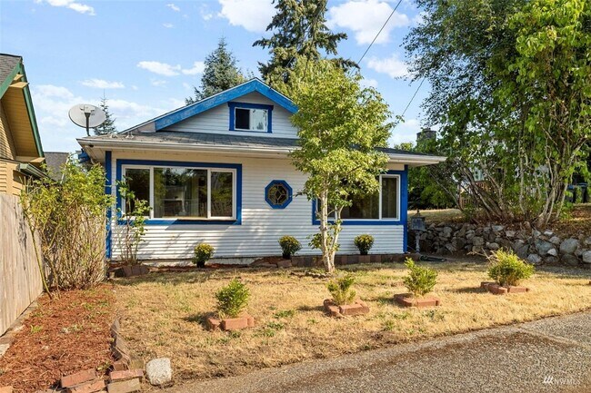 Building Photo - Modern Comfort Meets Vintage Charm – Just Minutes from the Ferry!