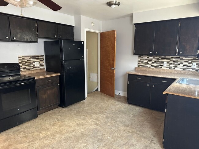 Building Photo - Single Family Home 3 beds 1 bath Available Now!