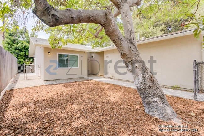 Building Photo - Unit D