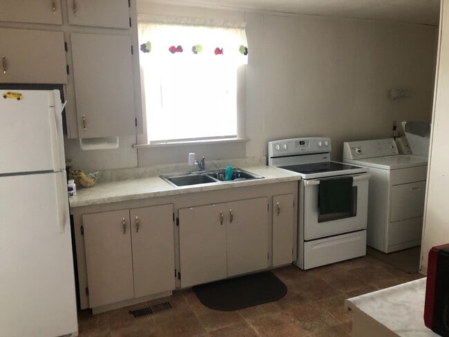 Building Photo - $849 - 2 bed 1 bath - Single Family Home