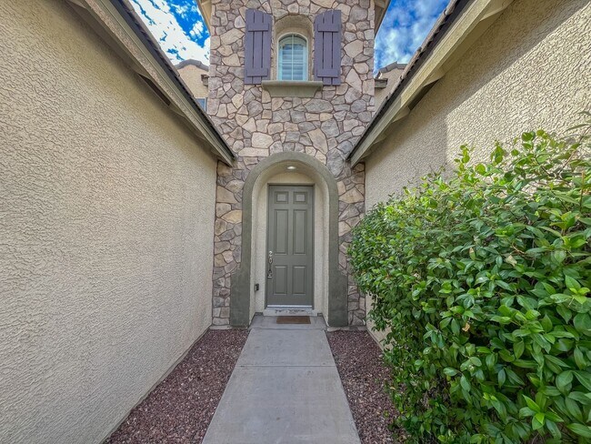 Foto del edificio - BEAUTIFUL TWO STORY HOME WITH A POOL AND S...
