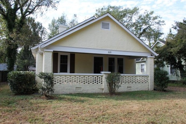 Building Photo - Bungalow Home Near Historic Area of Downtown