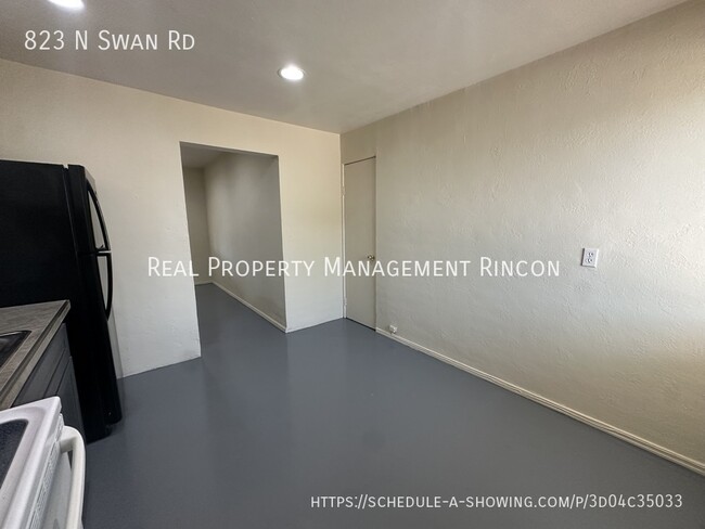 Building Photo - 823 N Swan Rd