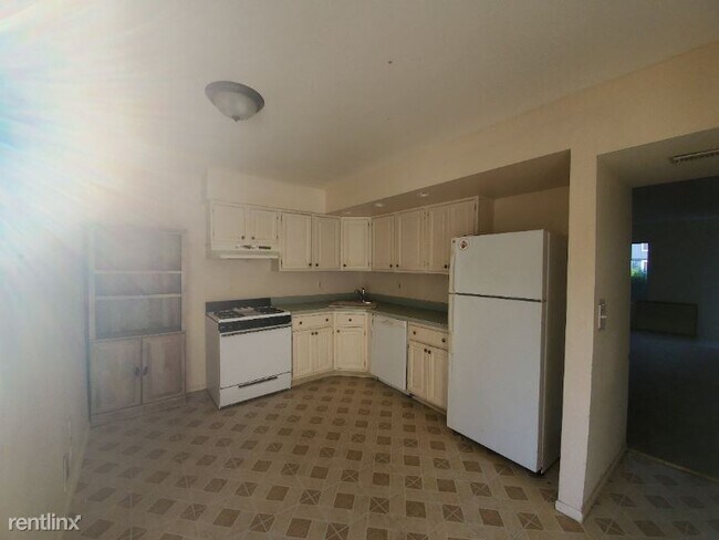Building Photo - 2 br, 1.5 bath Townhome - 30 Creek Rd