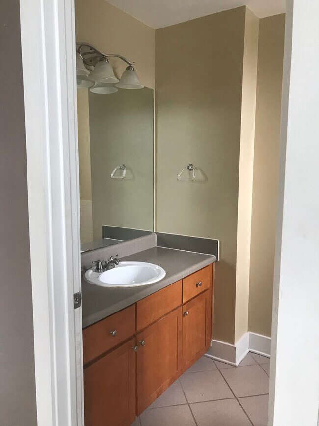 bathroom - 502 Pryor St SW