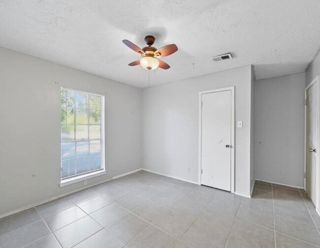 Building Photo - 24710 Glen Loch Dr