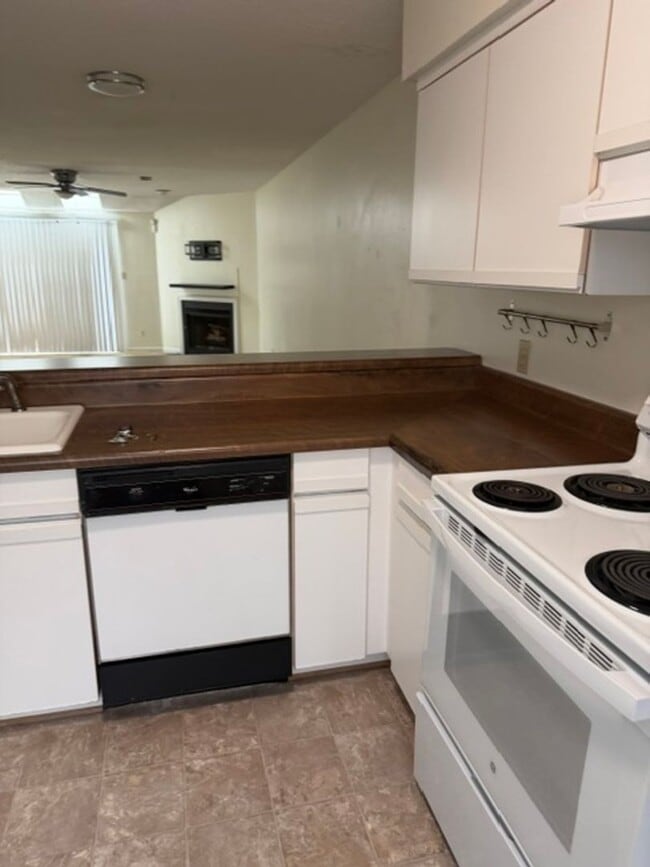 Building Photo - 807 Seawinds Ln