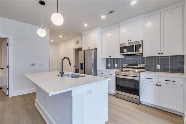 Building Photo - 3000 Duval St