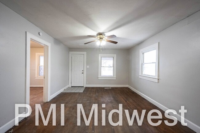 Foto del edificio - "Charming 2-Bedroom Gem in Indianapolis with Spacious 1736 Sq. Ft. Layout!"