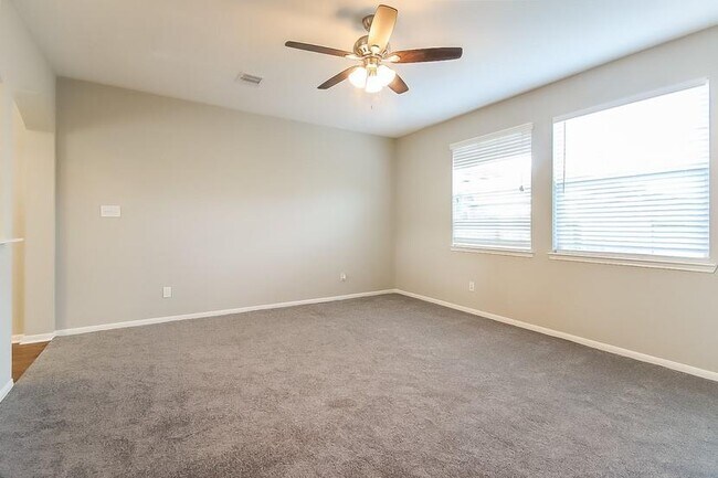 Foto del edificio - 3915 Mossy Spring Ln