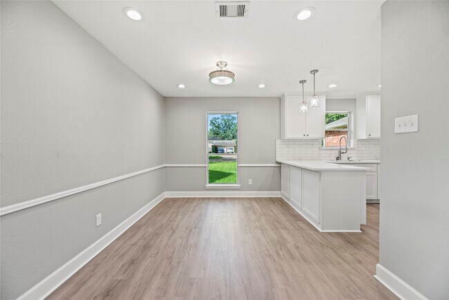 Building Photo - 3031 Jenny Dr