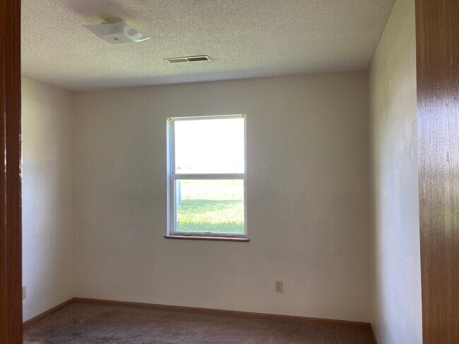 Front bedroom - 502 W Broadway