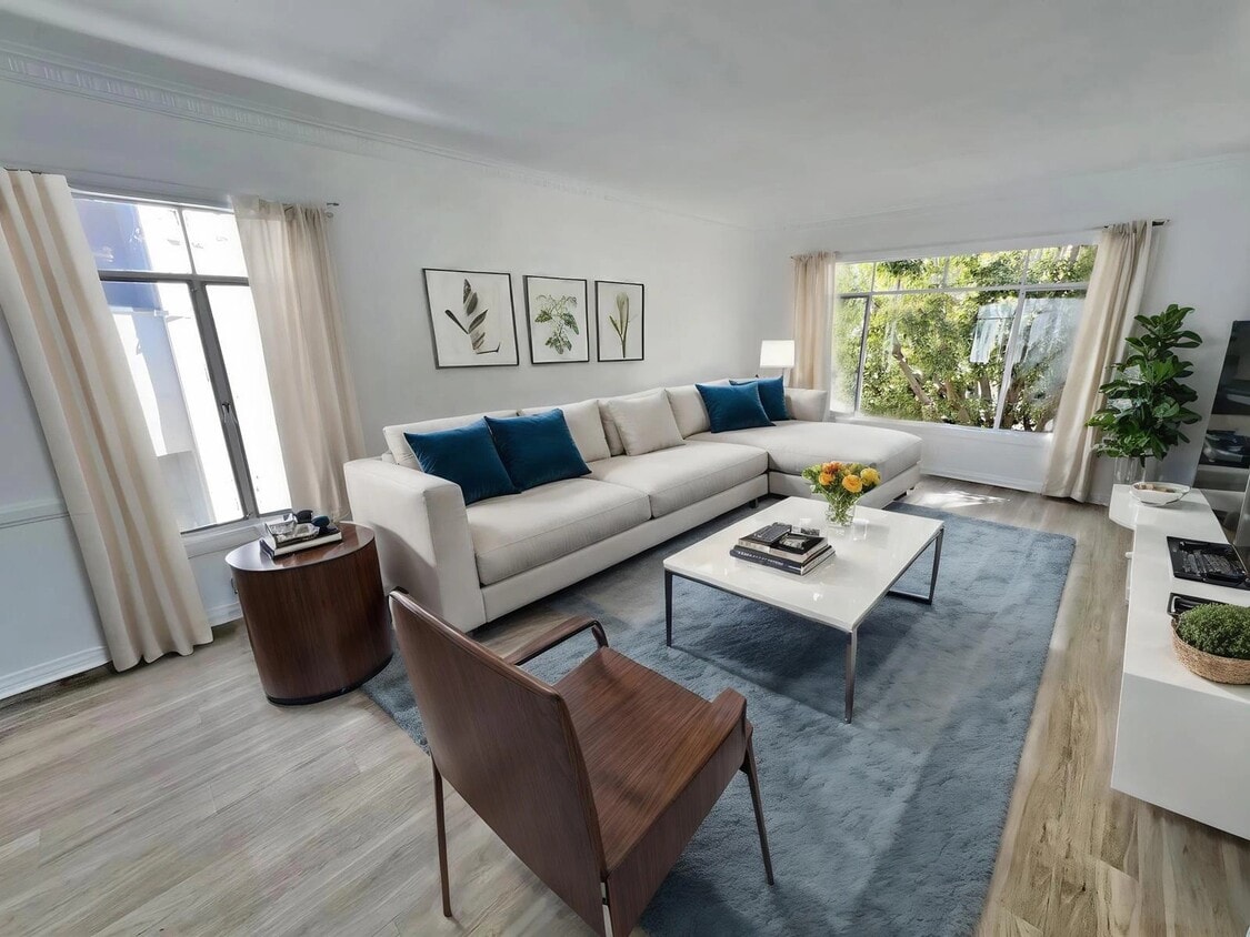 Foto principal - 349 N Palm Dr