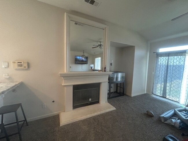 Building Photo - 4 bedrooms in Lemoore Easy Highway Access