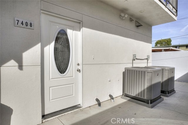 Building Photo - 7408 Radford Ave