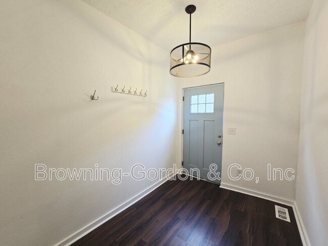 Building Photo - 1218B Chester Ave