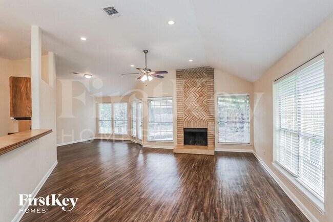 Foto del edificio - 5334 Hazel Grove Dr