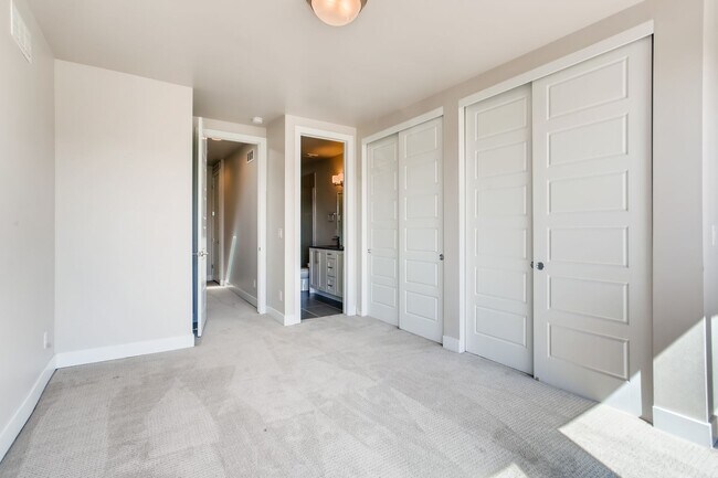 Foto del edificio - High Street Townhomes 3 bedroom unit with ...