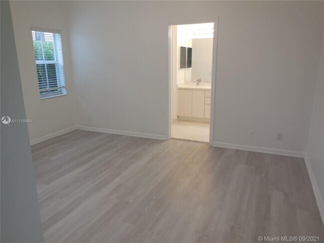 Building Photo - 1520 Tamarind Ct