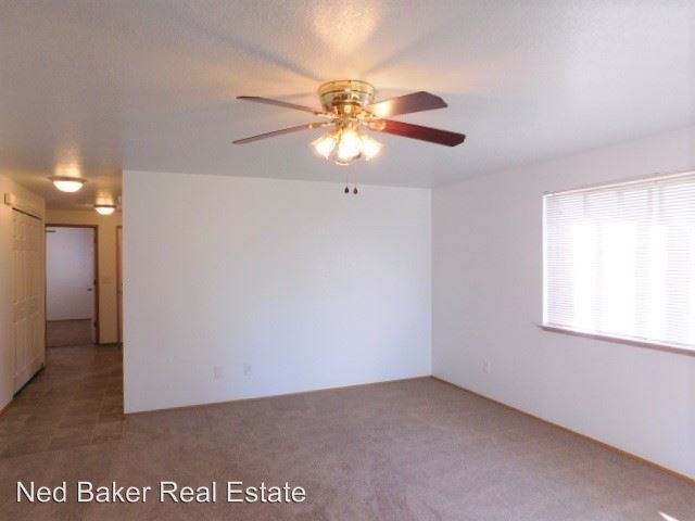 Building Photo - 462-462 Southgate Dr S