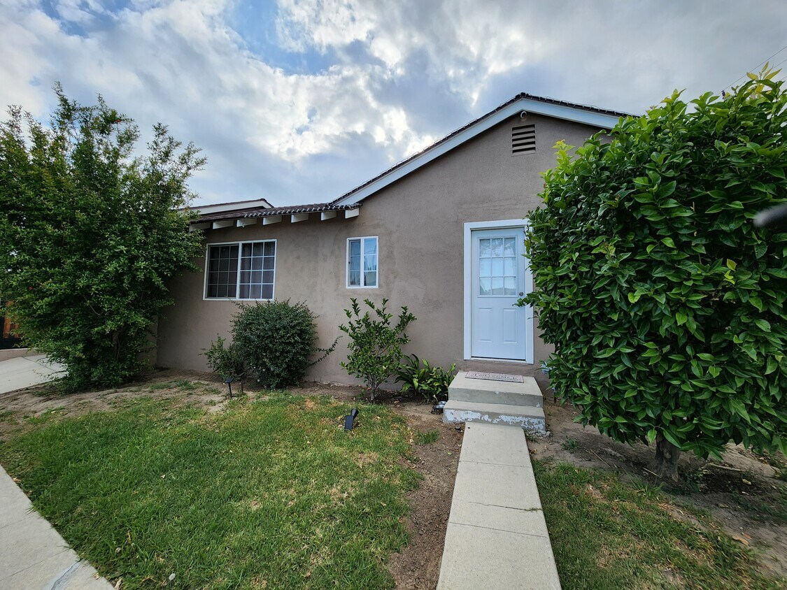 Foto principal - 20704 Roscoe Blvd