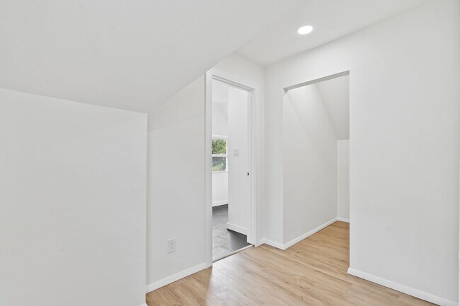 Building Photo - Beautiful Morningside 3 bed 2 bath - compl...