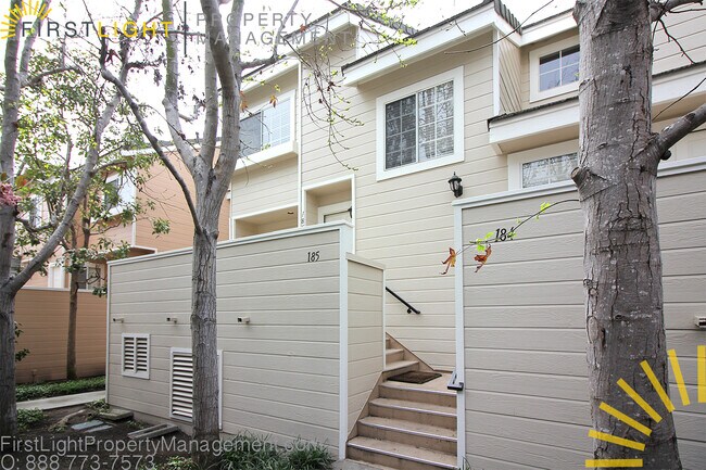 Building Photo - 2800 Plaza del Amo