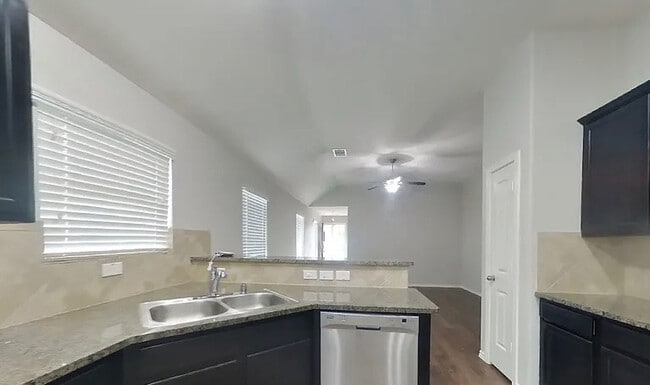 Foto del edificio - 700 Harris Ridge Dr