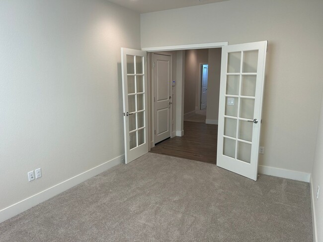 Building Photo - Spacious Single Story 4 Bed 3.5 Bath Home ...