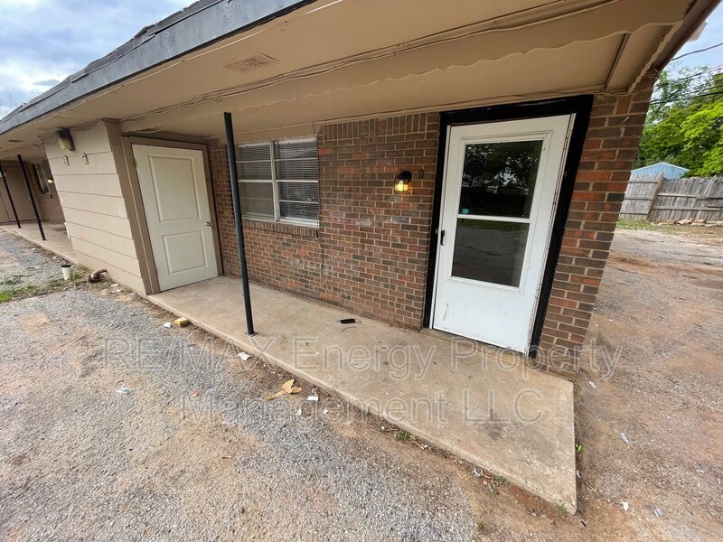 Primary Photo - 1104 N Carol Ln