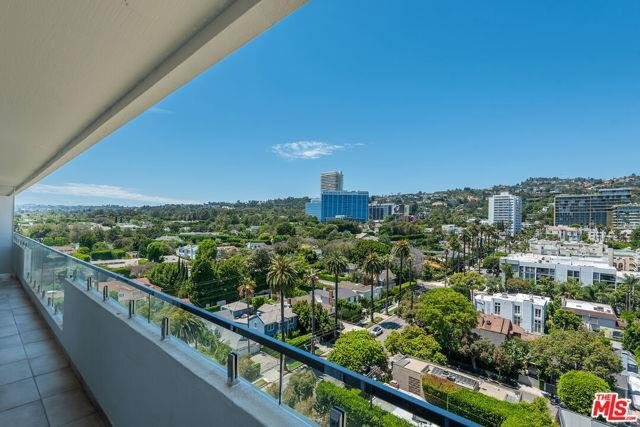 Building Photo - 838 N Doheny Dr