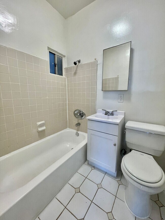 Foto del edificio - 544 N Heliotrope Dr