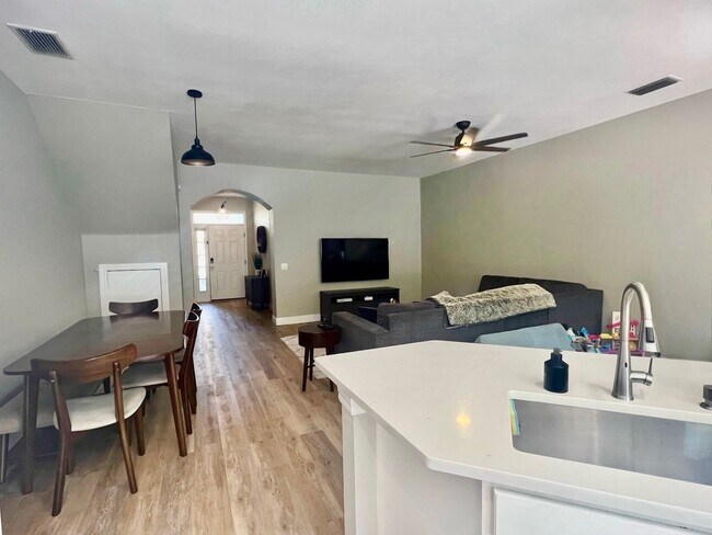 Building Photo - 3 Bedroom Townhome in Saint Petersburg