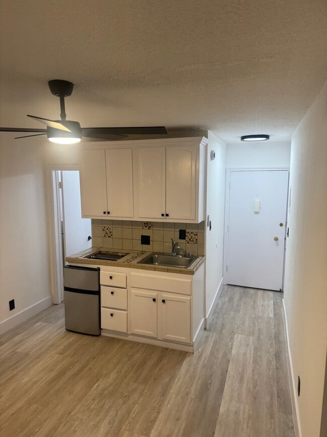 Building Photo - 1810 N Bronson Ave