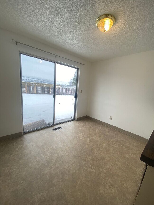 Building Photo - Great Value!!! 3 bed, 1 bath apartment