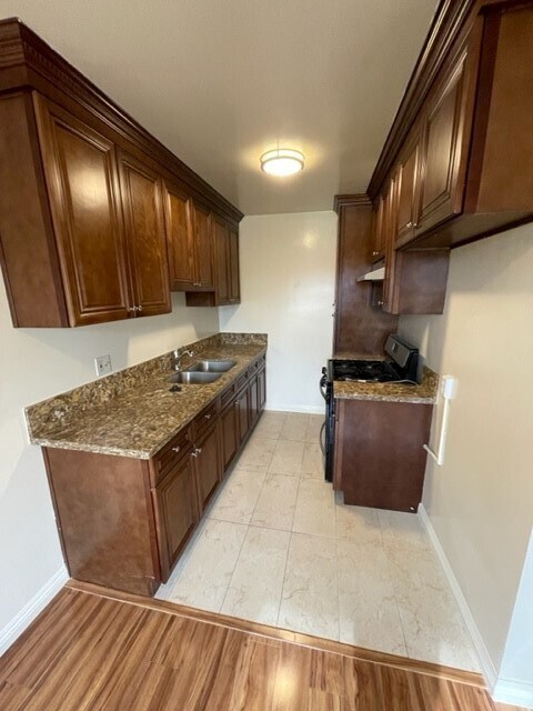Kitchen w/Stove - 623 Balboa Ave