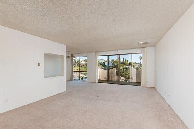 Foto del edificio - HUGE 2BD/2BA CONDO IN MISSION HILLS - AMAZ...