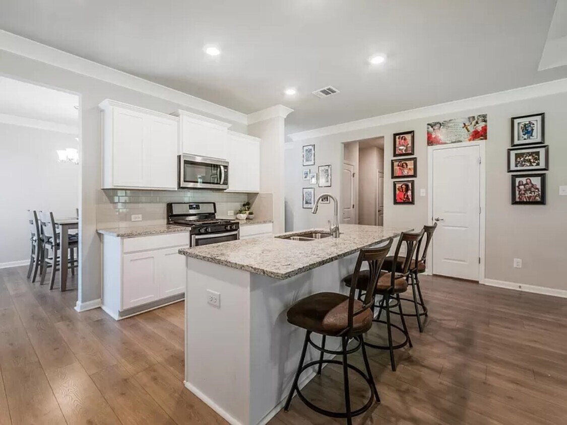 Foto principal - 217 New Trails Ln