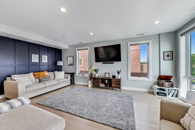 Foto del edificio - 2429 W Augusta Blvd